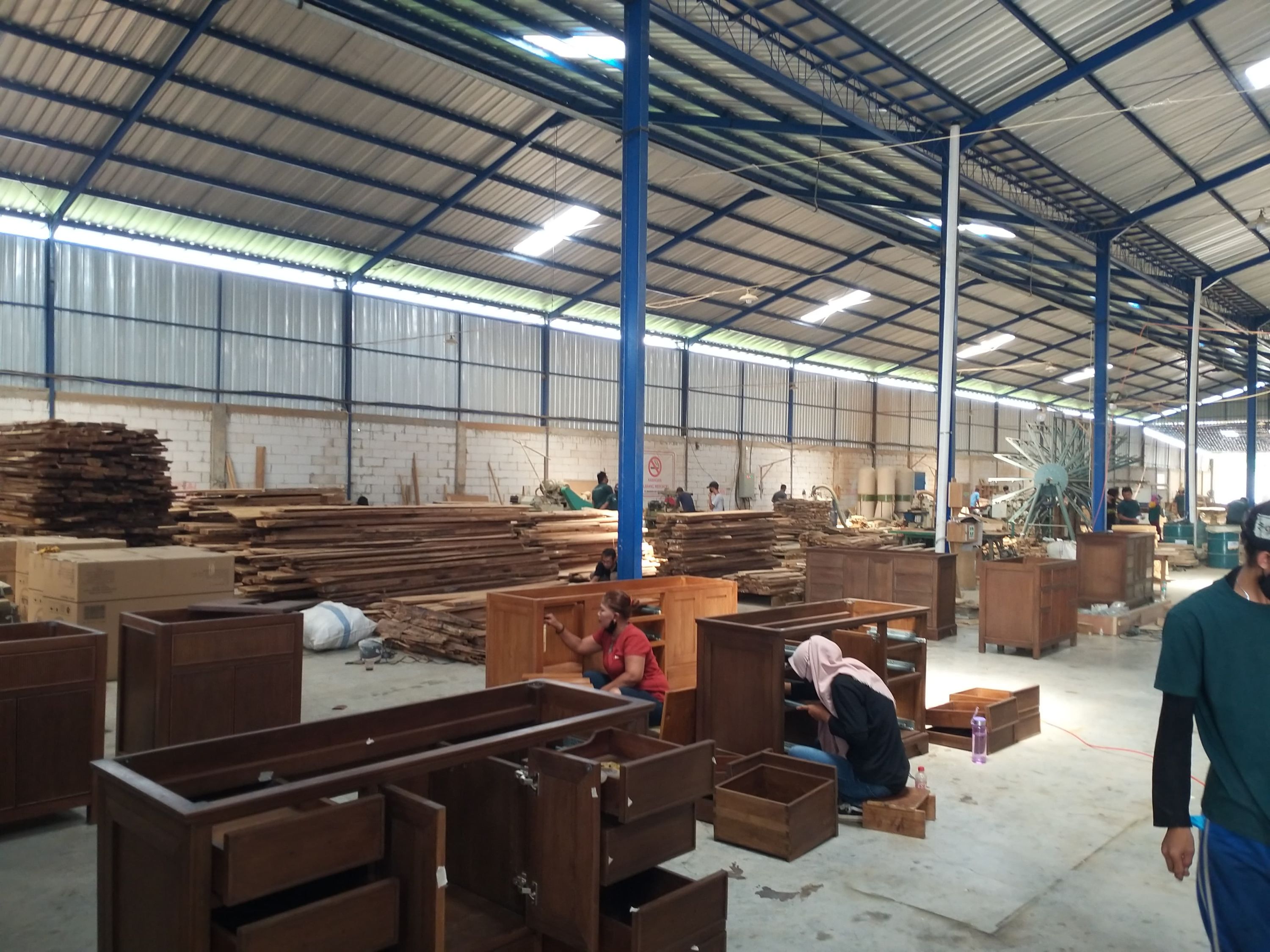 article Mengapresiasi Peran Pekerja di Balik Produk Furniture Jati Berkualitas cover thumbnail